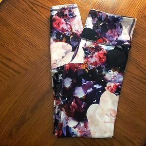 Unworn Old Navy Active Floral Leggings, Medium.